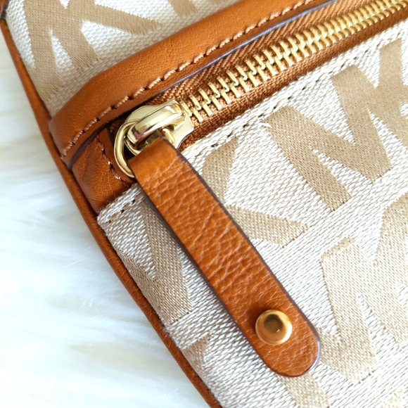 NWOT Michael Kors MK Signature Canvas Swing Pack - Picture 3 of 12